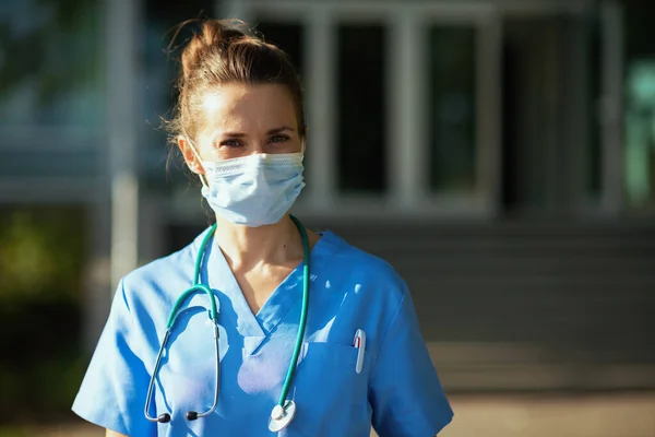 Covid Pandemic Portrait Smiling Modern Medical Practitioner Woman Uniform Stethoscope — Stock Photo, Image