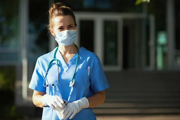 코로나 바이러스 대유행 청진기 의료용 마스크 야외에 가지고 근처에서 검사를 — 스톡 사진