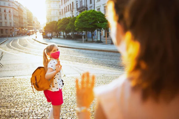 Život Během Pandemie Koronaviru Mladá Matka Dcera Maskami Žlutým Batohem — Stock fotografie