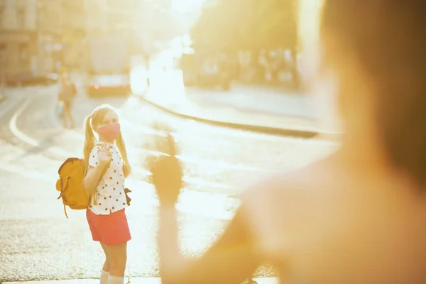 Life Coronavirus Pandemic Young Mother School Girl Masks Yellow Backpack — Stock Photo, Image