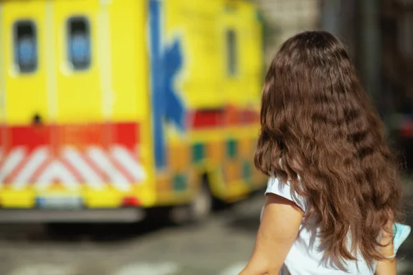 Pandemia Covid Visto Desde Atrás Joven Mujer Aire Libre Cerca — Foto de Stock