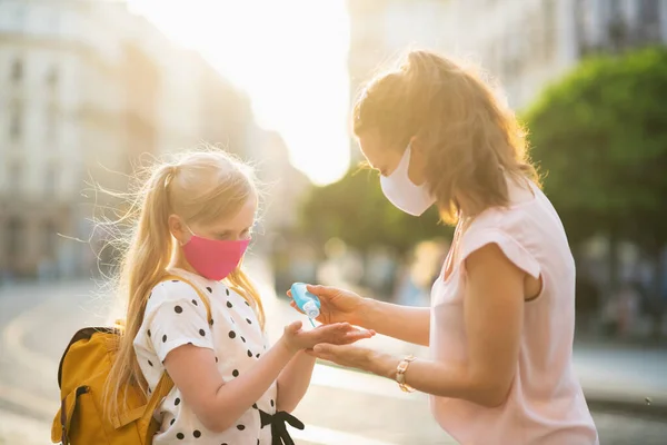 Elämä Aikana Covid Pandemia Nuori Äiti Tytär Naamioineen Keltaisine Reppuineen — kuvapankkivalokuva