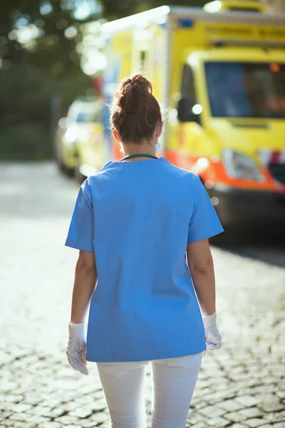 Coronavirus Pandemie Von Hinten Sanitäterin Gestrüpp Mit Medizinischer Maske Gesehen — Stockfoto