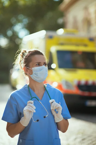 코로나 바이러스 대유행 구급차 밖에서 청진기와 의료용 마스크를 현대의 의사인 — 스톡 사진