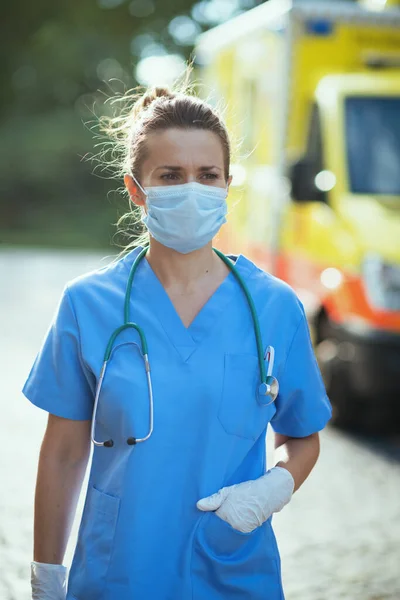 Coronavirus Pandemic Modern Paramedic Woman Scrubs Stethoscope Medical Mask Outdoors — Stock Photo, Image