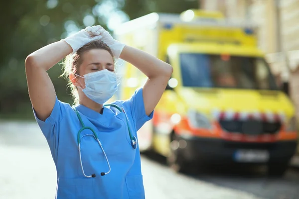 Coronavirus Pandemic Tired Modern Paramedic Woman Scrubs Stethoscope Medical Mask — Stock Photo, Image