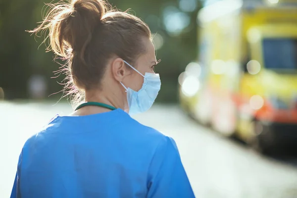 Covid Pandemic Seen Paramedic Woman Uniform Medical Mask Outdoors Ambulance — Stock Photo, Image