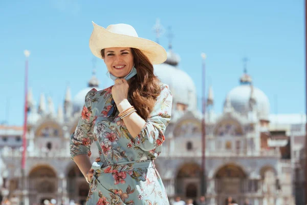 Travel Covid Pandemic Happy Stylish Woman Floral Dress Medical Mask — Stock Photo, Image