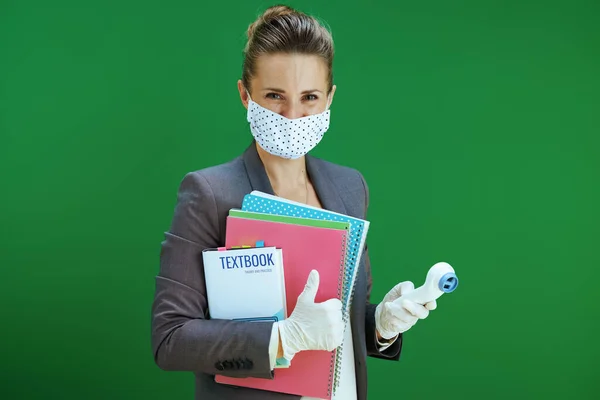 Livet Coronaviruspandemin Modern Lärare Kvinna Vit Blus Med Medicinsk Mask — Stockfoto