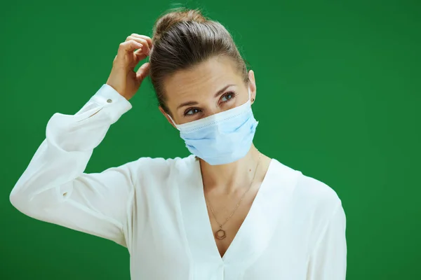 Vida Durante Pandemia Coronavírus Pensivo Pedagogo Mulher Moderna Blusa Branca — Fotografia de Stock