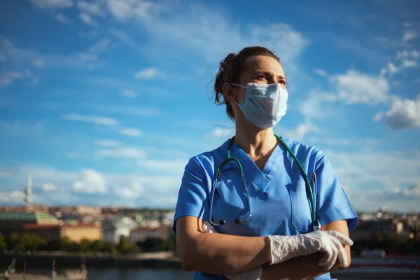 Covid Pandemic Confident Modern Physician Woman Scrubs Stethoscope Medical Mask — Stock Photo, Image