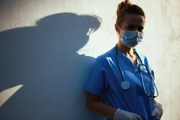 Coronavirus Pandemic Modern Medical Practitioner Woman Scrubs Stethoscope Medical Mask — Stock Photo, Image