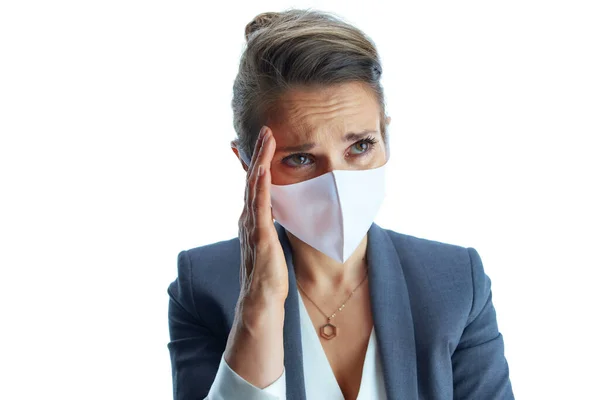 Covid 19パンデミック時の事業 白地に隔離された医療マスクを持つ灰色のスーツの上品な中年ビジネス女性を強調 — ストック写真