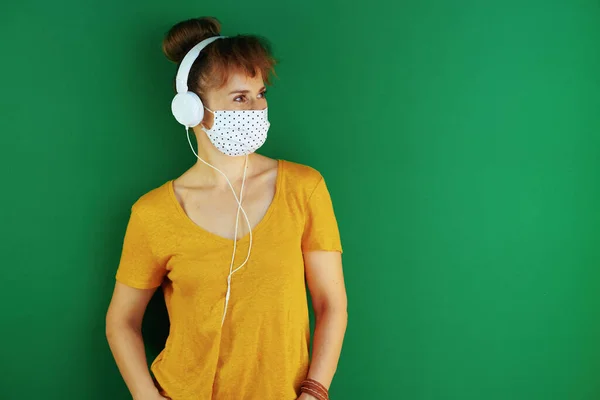Życie Podczas Pandemii Covid Nowoczesna Studentka Żółtej Koszuli Maską Medyczną — Zdjęcie stockowe