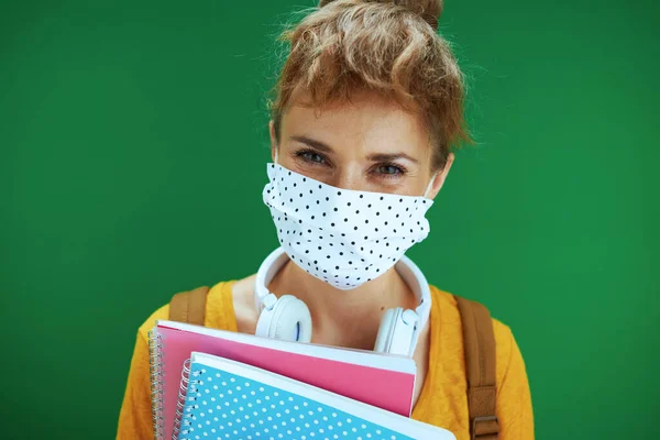 Vida Durante Pandemia Coronavírus Sorrindo Moderno Aprendiz Mulher Camisa Amarela — Fotografia de Stock