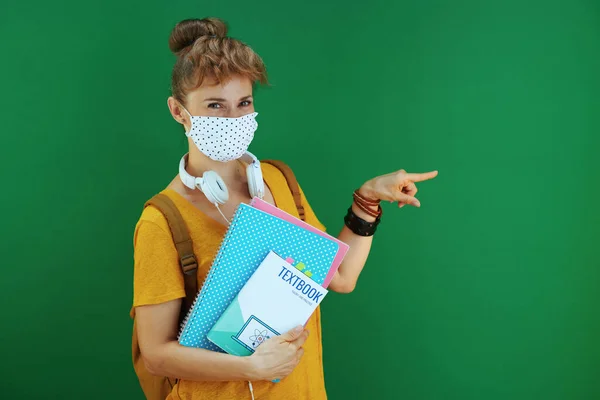 Vida Durante Pandemia Coronavírus Feliz Jovem Aprendiz Mulher Camisa Amarela — Fotografia de Stock