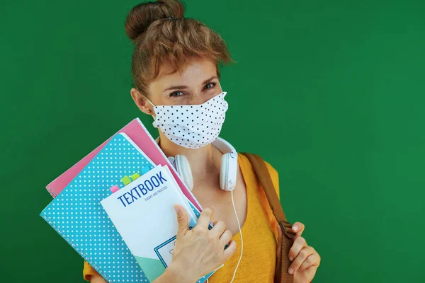 Vida Durante Pandemia Coronavírus Retrato Mulher Estudante Moderna Feliz Camisa — Fotografia de Stock