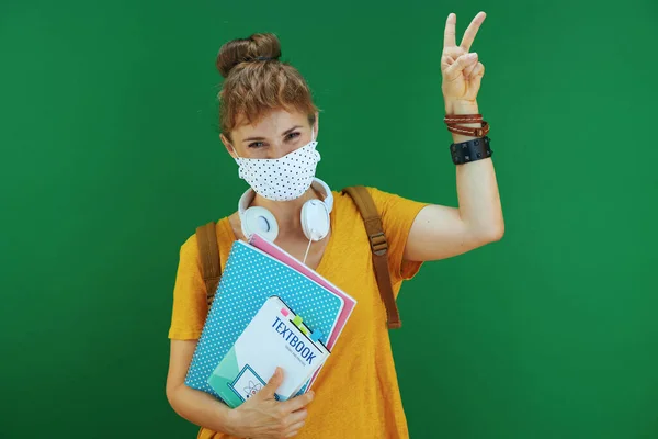 Życie Podczas Pandemii Koronawirusowej Uśmiechnięty Nowoczesny Student Żółtej Koszuli Podręcznikami — Zdjęcie stockowe