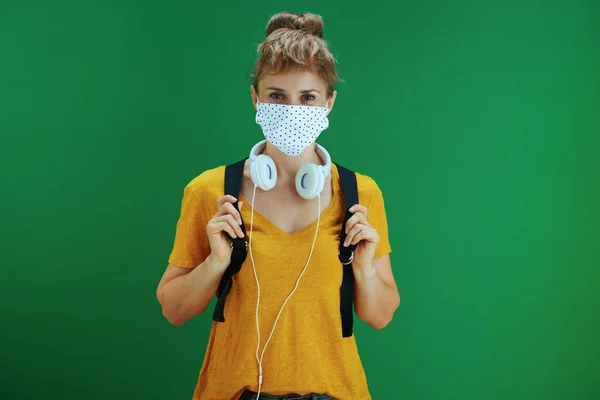 Vida Durante Pandemia Coronavírus Retrato Jovem Estudante Camisa Amarela Com — Fotografia de Stock