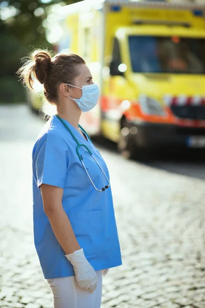 Covid Pandemie Moderne Ärztin Uniform Mit Stethoskop Und Medizinischer Maske — Stockfoto