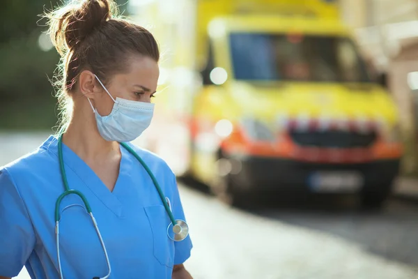 Koronavirüs Salgını Dışarıda Ambulansın Yanında Steteskop Tıbbi Maske Takan Düşünceli — Stok fotoğraf