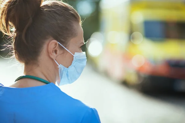 Covid Pandemic Seen Medical Doctor Woman Uniform Medical Mask Ambulance — Stock Photo, Image