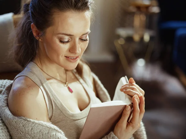 Heureuse Jeune Femme Tricot Confortable Cardigan Avec Livre Dans Salon — Photo