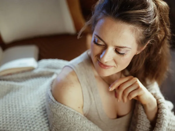 Feliz Joven Punto Acogedor Cárdigan Casa Moderna Día Invierno Soleado — Foto de Stock