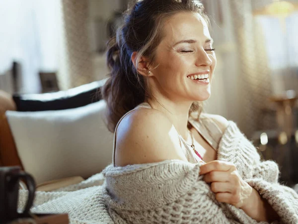 Felice Giovane Donna Maglia Accogliente Cardigan Nella Casa Moderna Soleggiata — Foto Stock