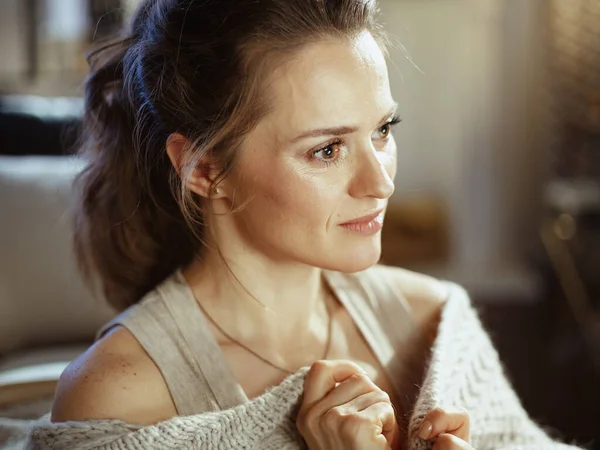 Nachdenkliche Junge Frau Gestrickter Kuscheliger Strickjacke Hause Bei Sonnigem Herbsttag — Stockfoto