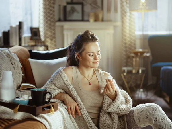 Mujer Moderna Sonriente Punto Cárdigan Acogedor Con Bandeja Lámpara Aroma — Foto de Stock