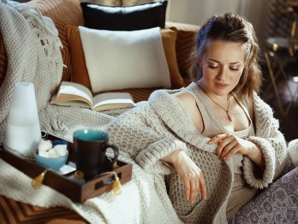 Jeune Femme Détendue Tricot Cardigan Confortable Avec Livre Plateau Lampe — Photo