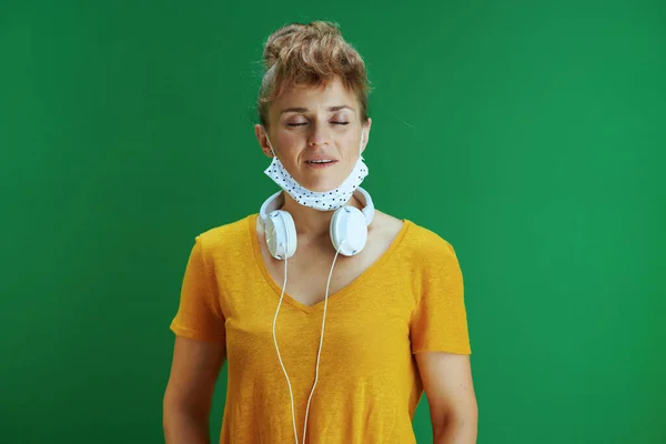 Vida Durante Pandemia Covid Relaxado Moderna Estudante Mulher Camisa Amarela — Fotografia de Stock