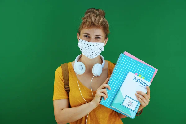 Życie Podczas Pandemii Koronawirusowej Szczęśliwy Młody Student Żółtej Koszuli Podręczników — Zdjęcie stockowe