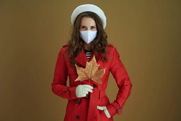 Élet Koronavírus Világjárvány Idején Trendi Háziasszony Piros Kabátban Sárga Őszi — Stock Fotó