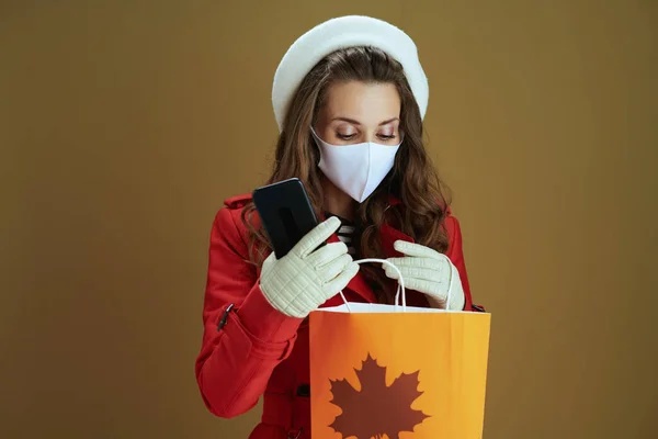 Life Coronavirus Pandemic Surprised Trendy Woman Red Coat Smartphone Paper — Stock Photo, Image
