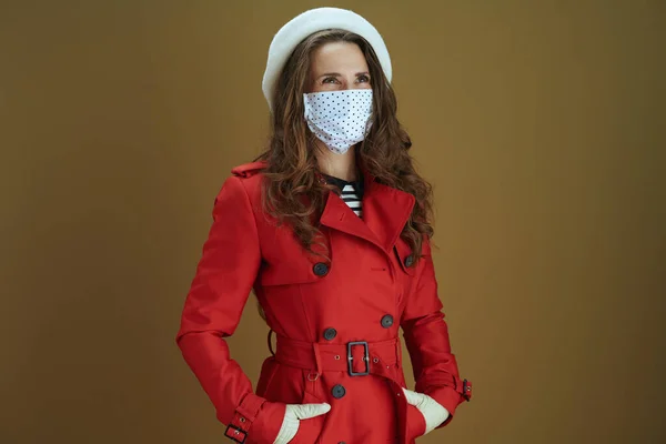 Γεια Σου Φθινόπωρο Σκεπτική Κομψή Γυναίκα Κόκκινο Παλτό Κοιτάζοντας Την — Φωτογραφία Αρχείου