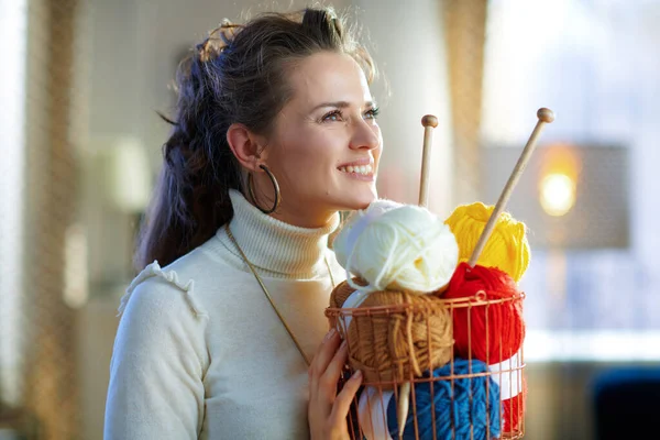 Glücklich Elegante Jährige Hausfrau Weißem Pullover Und Rock Mit Korb — Stockfoto