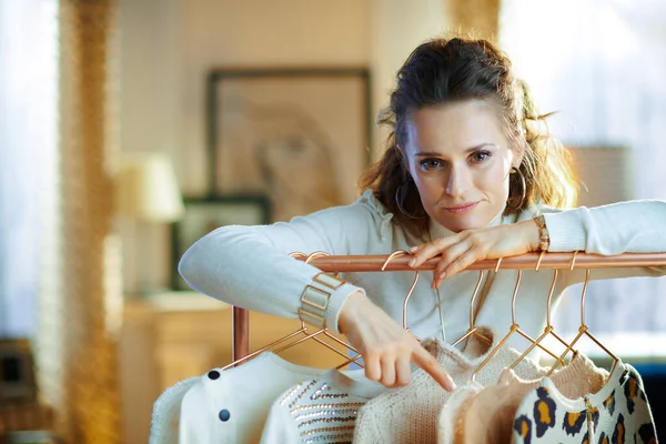 Malheureuse Femme Foyer Moderne Pull Blanc Jupe Dans Salon Moderne — Photo