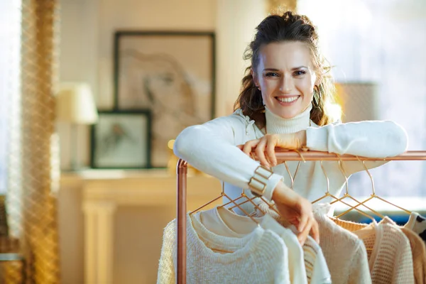 Mujer Mediana Edad Feliz Suéter Blanco Falda Cerca Perchero Cobre — Foto de Stock