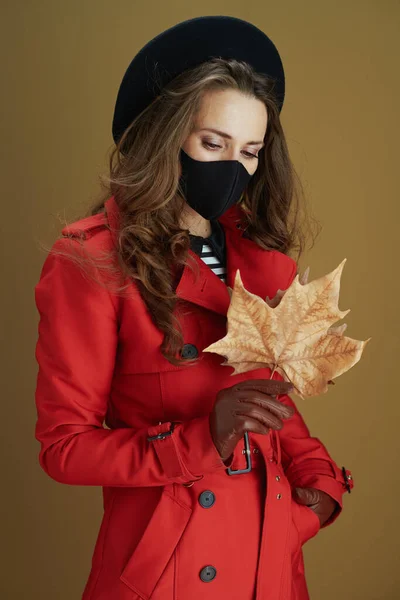 Hola Otoño Hembra Moda Abrigo Rojo Con Máscara Negra Hoja — Foto de Stock