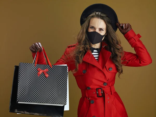 Vita Durante Pandemia Covid Moderna Casalinga Cappotto Rosso Con Maschera — Foto Stock