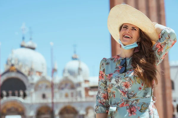 Reizen Tijdens Covid Pandemie Gelukkige Elegante Vrouw Bloemenjurk Met Medisch — Stockfoto