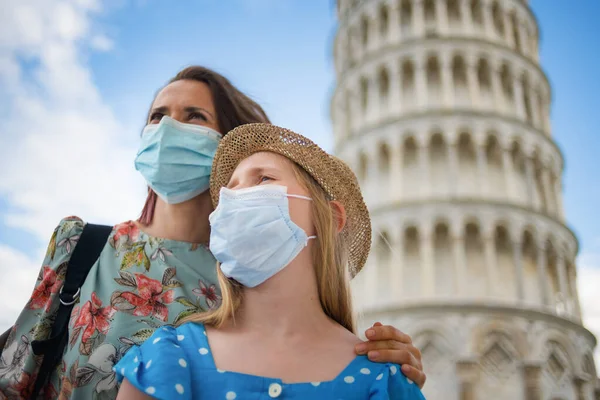 Viaje Durante Pandemia Coronavírus Jovem Mãe Filha Turistas Com Máscaras — Fotografia de Stock