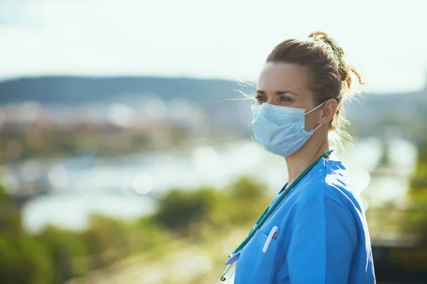 Pandemia Covid Mujer Médica Moderna Pensativa Uniforme Con Estetoscopio Máscara — Foto de Stock