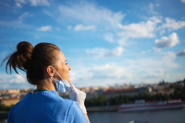 Pandemia Coronavirus Mujer Médica Moderna Sonriente Uniforme Con Máscara Médica — Foto de Stock