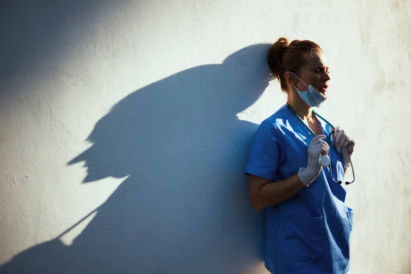 Pandemia Covid Stanco Medico Moderno Donna Scrub Con Stetoscopio Maschera — Foto Stock