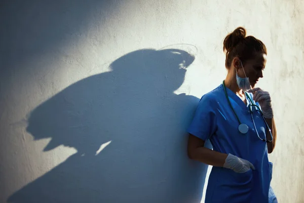 Coronavirus Pandemie Gestresste Moderne Ärztin Peelings Mit Stethoskop Medizinischer Maske — Stockfoto