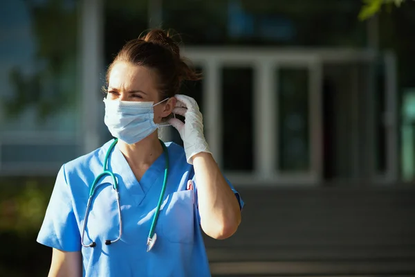 Pandemia Covid Médica Moderna Mujer Matorrales Con Estetoscopio Máscara Médica —  Fotos de Stock