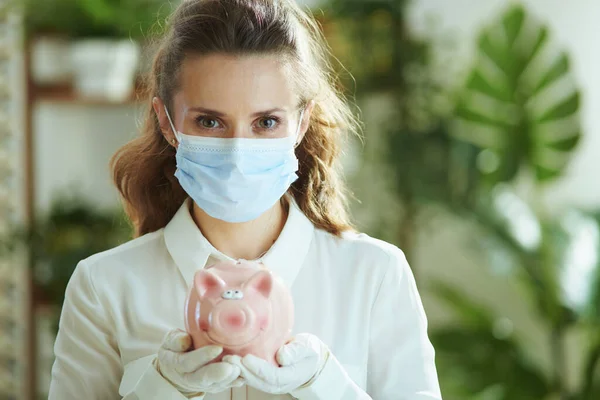 Livet Coronaviruspandemin Porträtt Snygg Medelålders Kvinna Vit Blus Med Medicinsk — Stockfoto